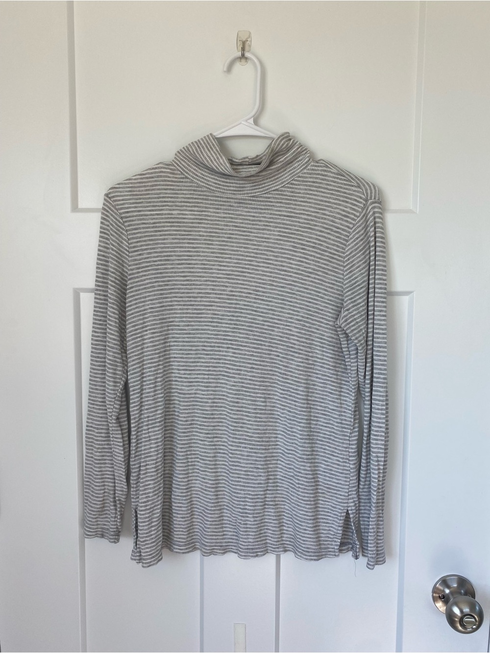 Jones New York Gray & White Ribbed Turtleneck Top